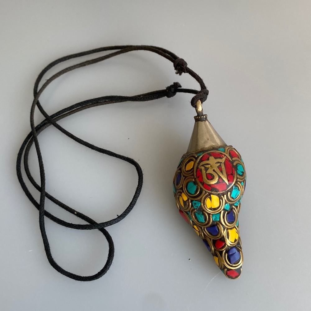 Shell horn necklace with adjustable drawstring.